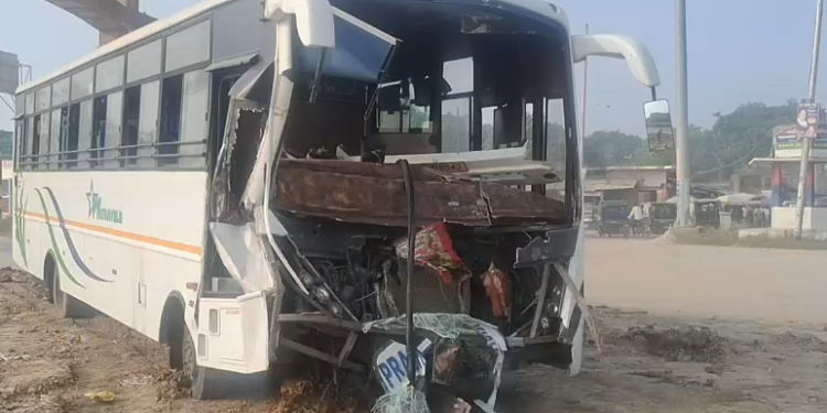 बक्सर के गंगा सेतु पर भीषण सड़क हादसा! खड़े ट्रक से टकराई तेलंगाना के श्रद्धालुओं से भरी टूरिस्ट बस, 25 यात्री घायल