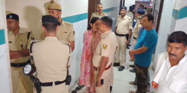 बैरक में चली गोली या रची गई साजिश? संदेश थाना परिसर में साथी की राइफल से होमगार्ड जवान की मौत, सीने को चीरती हुई निकली बुलेट