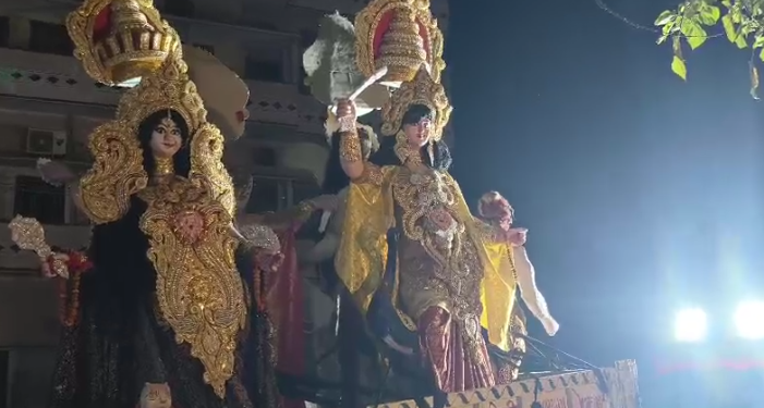 आरा में डीजे की धुन और थिरकते कदमों के बीच देर रात तक चला माँ दुर्गे की प्रतिमाओं का विसर्जन; एसपी अवधेश दीक्षित खुद संभालते रहे सुरक्षा की कमान