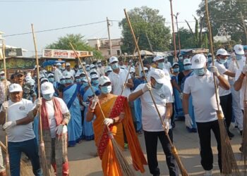 स्वच्छता और पर्यावरण संरक्षण की अनोखी मिसाल! गढ़वा में DC पशुपति नाथ मिश्रा ने खुद उठाई झाड़ू; ‘एक पेड़ मां के नाम’ के तहत किया पौधरोपण