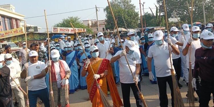 स्वच्छता और पर्यावरण संरक्षण की अनोखी मिसाल! गढ़वा में DC पशुपति नाथ मिश्रा ने खुद उठाई झाड़ू; ‘एक पेड़ मां के नाम’ के तहत किया पौधरोपण