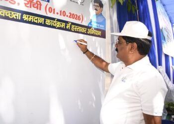स्वच्छता को बनाना होगा दैनिक व्यवहार! नामकुम में मंत्री योगेंद्र प्रसाद ने खुद उठाया झाड़ू; बांटे कपड़े के थैले, ‘एक पेड़ मां के नाम’ के तहत किया पौधरोपण