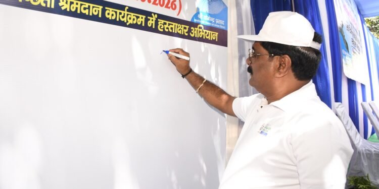 स्वच्छता को बनाना होगा दैनिक व्यवहार! नामकुम में मंत्री योगेंद्र प्रसाद ने खुद उठाया झाड़ू; बांटे कपड़े के थैले, ‘एक पेड़ मां के नाम’ के तहत किया पौधरोपण