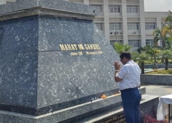 बापू के आदर्शों से रौशन होगा गढ़वा! महात्मा गांधी की 157वीं जयंती पर समाहरणालय में गूंजा सत्य और अहिंसा का संदेश; DC और SP ने दी भावभीनी श्रद्धांजलि