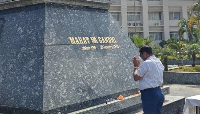 बापू के आदर्शों से रौशन होगा गढ़वा! महात्मा गांधी की 157वीं जयंती पर समाहरणालय में गूंजा सत्य और अहिंसा का संदेश; DC और SP ने दी भावभीनी श्रद्धांजलि
