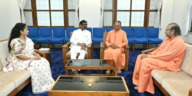योगदा सत्संग आश्रम पहुंचे मुख्यमंत्री हेमंत सोरेन और विधायक कल्पना सोरेन! स्वामीजी का लिया आशीर्वाद, परमहंस योगानंदजी की स्मृतियों व दीघा-दीक्षा का किया अवलोकन
