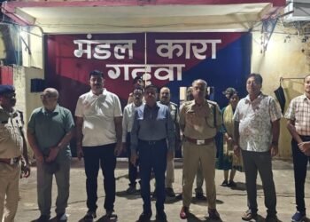 देर रात गढ़वा मंडल कारा में हड़कंप! DC और SP ने भारी पुलिस बल के साथ की औचक छापेमारी; बैरकों की सघन तलाशी में नहीं मिली कोई अवैध सामग्री