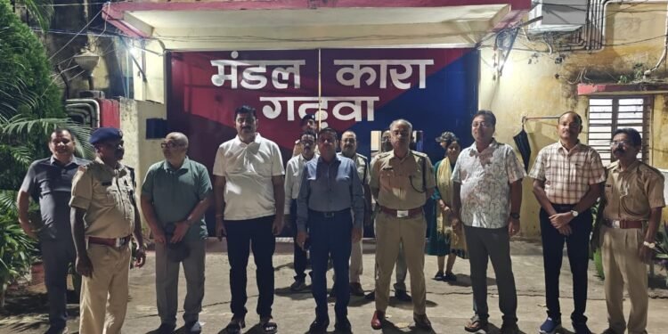 देर रात गढ़वा मंडल कारा में हड़कंप! DC और SP ने भारी पुलिस बल के साथ की औचक छापेमारी; बैरकों की सघन तलाशी में नहीं मिली कोई अवैध सामग्री