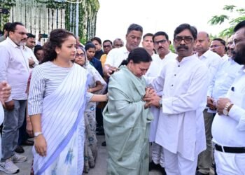 देर रात गढ़वा मंडल कारा में हड़कंप! DC और SP ने भारी पुलिस बल के साथ की औचक छापेमारी; बैरकों की सघन तलाशी में नहीं मिली कोई अवैध सामग्री