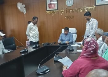 फरियादियों के दर्द पर गढ़वा DC का त्वरित एक्शन! समाहरणालय में सुनी 45 समस्याएं; आवास, गलत मुआवजा और चयन में गड़बड़ी पर जांच के कड़े निर्देश