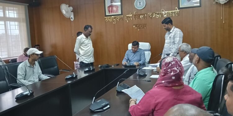 फरियादियों के दर्द पर गढ़वा DC का त्वरित एक्शन! समाहरणालय में सुनी 45 समस्याएं; आवास, गलत मुआवजा और चयन में गड़बड़ी पर जांच के कड़े निर्देश