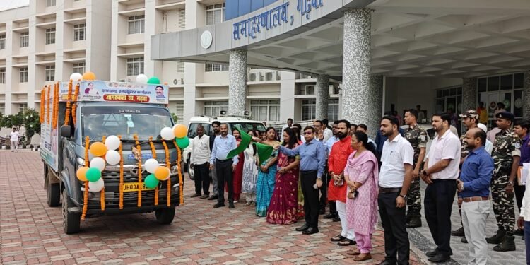 गढ़वा की ‘उद्यमी दीदियों’ के सपनों को लगेंगे पंख! ‘झारखंड इनक्यूबेटर कार्यक्रम’ का शानदार आगाज; DC ने हरी झंडी दिखाकर रवाना किया जागरूकता रथ