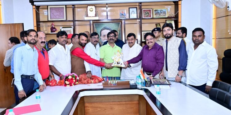 दुर्गा पूजा पंडालों में दिखेगा नशा मुक्ति का संदेश! CM हेमंत सोरेन से मिले रांची के पूजा आयोजक; मिला पंडाल परिभ्रमण का न्योता