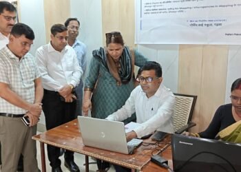 वोटर लिस्ट का ‘सरप्राइज टेस्ट’! प्रमंडलीय आयुक्त कुमुद सहाय ने गढ़वा के मतदान केंद्रों का किया औचक निरीक्षण; 27 हजार नए नाम जुड़े