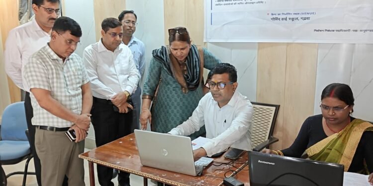 वोटर लिस्ट का ‘सरप्राइज टेस्ट’! प्रमंडलीय आयुक्त कुमुद सहाय ने गढ़वा के मतदान केंद्रों का किया औचक निरीक्षण; 27 हजार नए नाम जुड़े