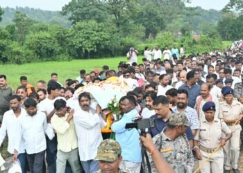 अंतिम विदाई… जोहार! अश्रुपूर्ण नेत्रों के बीच पैतृक गाँव नेमरा में स्वर्गीय रूपी सोरेन लीन हुईं पंचतत्व में; CM हेमंत सोरेन ने दी मुखाग्नि