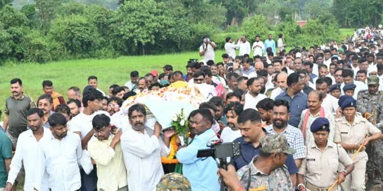 अंतिम विदाई… जोहार! अश्रुपूर्ण नेत्रों के बीच पैतृक गाँव नेमरा में स्वर्गीय रूपी सोरेन लीन हुईं पंचतत्व में; CM हेमंत सोरेन ने दी मुखाग्नि