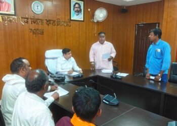 प्लास्टिक तानकर रह रहे बुजुर्ग का दर्द सुन पसीजा गढ़वा DC का दिल! जनसुनवाई में 30 मामलों पर त्वरित कार्रवाई; अधिकारियों को अल्टीमेटम