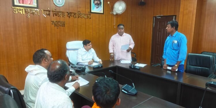 प्लास्टिक तानकर रह रहे बुजुर्ग का दर्द सुन पसीजा गढ़वा DC का दिल! जनसुनवाई में 30 मामलों पर त्वरित कार्रवाई; अधिकारियों को अल्टीमेटम