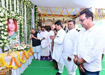 शोक की घड़ी में नेमरा पहुंचे देश-प्रदेश के दिग्गज! पूर्व सीएम रघुवर दास व भूपेश बघेल सहित कई नेताओं ने दिवंगत रूपी सोरेन को दी श्रद्धांजलि