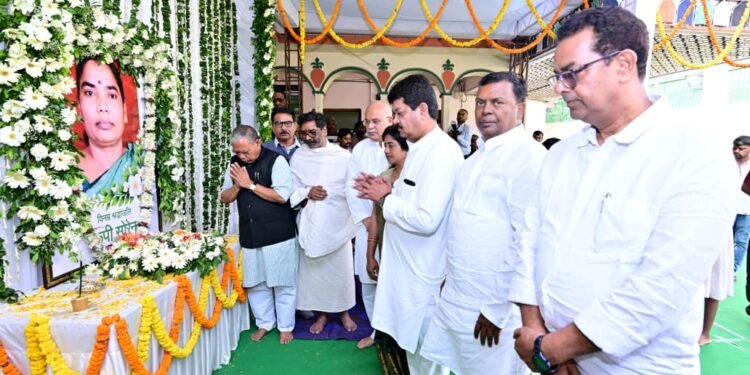 शोक की घड़ी में नेमरा पहुंचे देश-प्रदेश के दिग्गज! पूर्व सीएम रघुवर दास व भूपेश बघेल सहित कई नेताओं ने दिवंगत रूपी सोरेन को दी श्रद्धांजलि