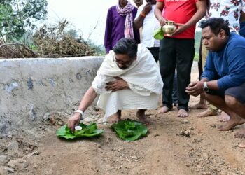 परंपरा और शोक के बीच नेमरा में निभाई गईं पारंपरिक रस्में; मुख्यमंत्री हेमंत सोरेन ने नम आंखों से माता रूपी सोरेन को अर्पित किए दातून, पानी और भोजन