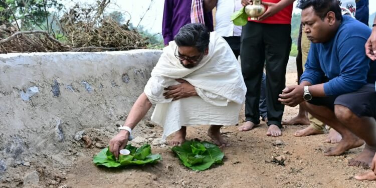 परंपरा और शोक के बीच नेमरा में निभाई गईं पारंपरिक रस्में; मुख्यमंत्री हेमंत सोरेन ने नम आंखों से माता रूपी सोरेन को अर्पित किए दातून, पानी और भोजन