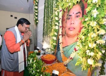 दुख की घड़ी में साथ खड़ा दिख रहा समूचा राज्य! नेमरा पहुंचे विधानसभा अध्यक्ष रवींद्रनाथ महतो और कई विधायक; दिवंगत रूपी सोरेन को दी भावपूर्ण श्रद्धांजलि