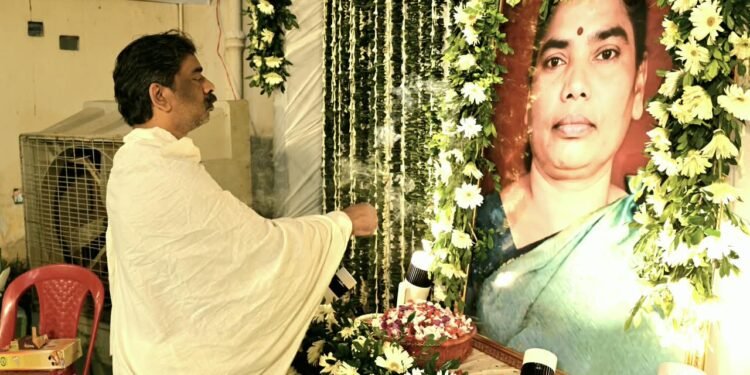 नेमरा में जारी है दिवंगत माता रूपी सोरेन का श्राद्धकर्म; पारंपरिक रीति-रिवाजों के साथ मुख्यमंत्री हेमंत सोरेन ने निभाईं शोक की रस्में