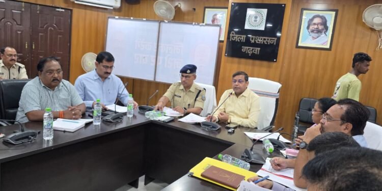 गढ़वा स्वास्थ विभाग में नौकरी के नाम पर घूसखोरी कांड में बड़ा एक्शन! अब ADM और SDM की संयुक्त टीम करेगी हाई-लेवल जांच; क्लर्कों के नाम भी आए सामने