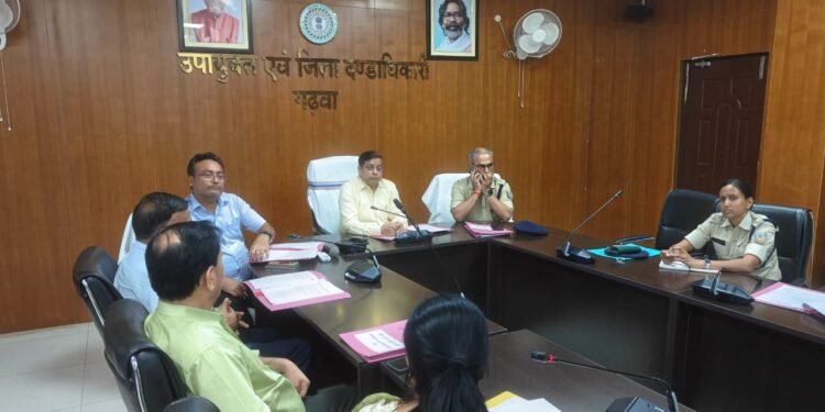 त्योहारी सीजन से पहले गढ़वा में मिलावटखोरों पर कसता शिकंजा! 35 किलो नकली पनीर जब्त, 8 लाख से ज्यादा का जुर्माना; DC ने दिए सघन चेकिंग के आदेश