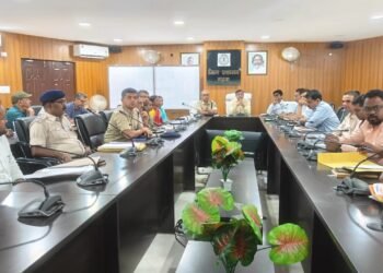 उत्तर कोयल (मंडल डैम) परियोजना के बचे कार्यों पर एक्शन में गढ़वा प्रशासन! डूब क्षेत्र के परिवारों का होगा सुरक्षित पुनर्वास; DC ने बैठक में दिए कड़े निर्देश