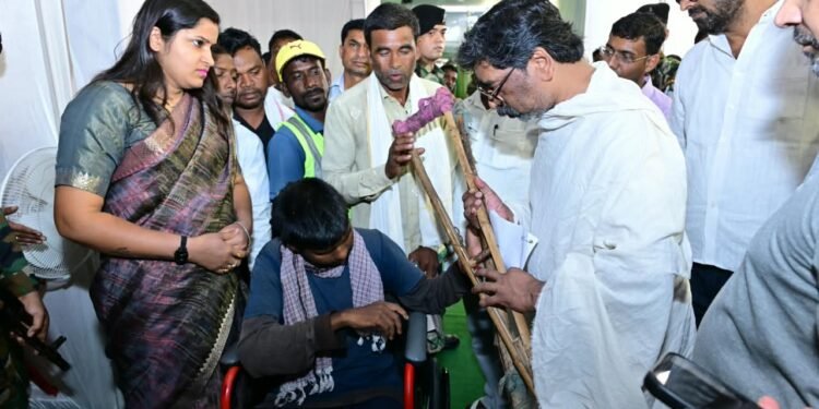 शोक की घड़ी में भी जनसेवा बनी रही सर्वोच्च प्राथमिकता; नेमरा में आम जनता और सामाजिक संगठनों से मिले मुख्यमंत्री हेमंत सोरेन