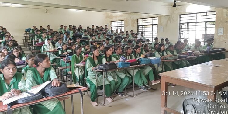 सुरक्षित सफर के लिए गढ़वा में बच्चों को सिखाए गए ट्रैफिक रूल्स; गोविंद हाई स्कूल में जिला परिवहन कार्यालय ने चलाया जागरूकता अभियान