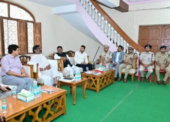 नेमरा में उमड़ी श्रद्धांजलि देने वालों की भीड़; विभिन्न दलों के विधायकों, पूर्व सांसदों और आला अधिकारियों ने दिवंगत रूपी सोरेन को अर्पित किए श्रद्धासुमन