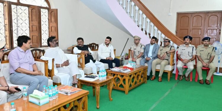 नेमरा में उमड़ी श्रद्धांजलि देने वालों की भीड़; विभिन्न दलों के विधायकों, पूर्व सांसदों और आला अधिकारियों ने दिवंगत रूपी सोरेन को अर्पित किए श्रद्धासुमन