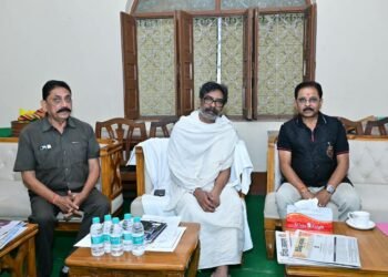 शोक की घड़ी में भी मसीहा बने मुख्यमंत्री हेमंत सोरेन; नेमरा में फरियादी बच्चे को 48 घंटे के भीतर सौंप दिया 10 लाख रुपये का चेक
