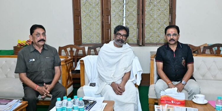 शोक की घड़ी में भी मसीहा बने मुख्यमंत्री हेमंत सोरेन; नेमरा में फरियादी बच्चे को 48 घंटे के भीतर सौंप दिया 10 लाख रुपये का चेक