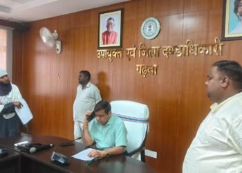 जनता की दरबार में ऑन-द-स्पॉट फरमान! गढ़वा समाहरणालय में जनसुनवाई के दौरान बिफरे DC; अबुआ आवास, मुआवजा और धांधली की शिकायतों पर दिए त्वरित जांच के आदेश