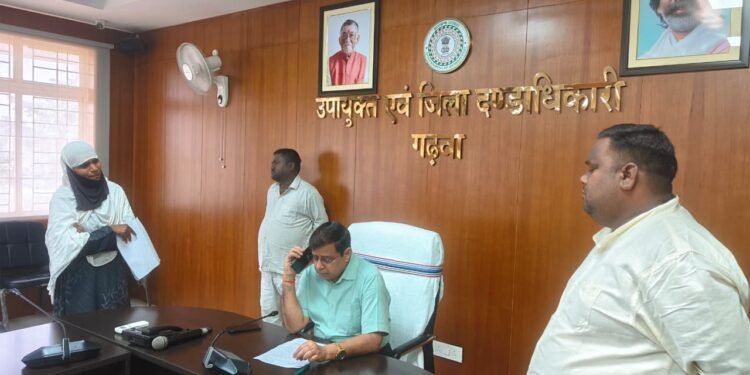 जनता की दरबार में ऑन-द-स्पॉट फरमान! गढ़वा समाहरणालय में जनसुनवाई के दौरान बिफरे DC; अबुआ आवास, मुआवजा और धांधली की शिकायतों पर दिए त्वरित जांच के आदेश
