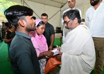 मातृशोक के गहरे दर्द के बीच भी अडिग रहा जनसेवा का संकल्प; नेमरा में मुख्यमंत्री हेमंत सोरेन ने व्यक्तिगत रूप से सुनीं आम जनता की समस्याएं