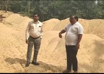 अवैध खनन माफियाओं पर गढ़वा प्रशासन का चौतरफा प्रहार! लगातार चौथे दिन छापेमारी में 500 डंपर अवैध बालू जब्त, तस्करों में मचा कोहराम