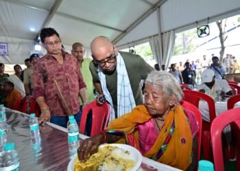 शोक की घड़ी में उमड़ा जनसैलाब! नेमरा में हजारों मेहमानों के बीच खुद हर व्यवस्था संभाल रहे हैं मुख्यमंत्री हेमंत सोरेन; आत्मीयता देख भावुक हुए लोग
