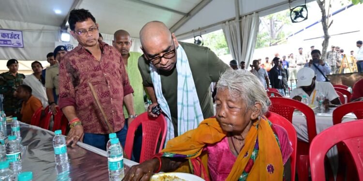 शोक की घड़ी में उमड़ा जनसैलाब! नेमरा में हजारों मेहमानों के बीच खुद हर व्यवस्था संभाल रहे हैं मुख्यमंत्री हेमंत सोरेन; आत्मीयता देख भावुक हुए लोग