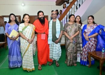 नेमरा पहुंचे योग गुरु बाबा रामदेव; मुख्यमंत्री हेमंत सोरेन की माता रूपी सोरेन को दी श्रद्धांजलि, शोक संतप्त परिवार को बंधाया ढांढस