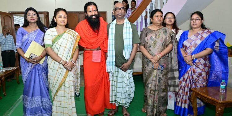 नेमरा पहुंचे योग गुरु बाबा रामदेव; मुख्यमंत्री हेमंत सोरेन की माता रूपी सोरेन को दी श्रद्धांजलि, शोक संतप्त परिवार को बंधाया ढांढस