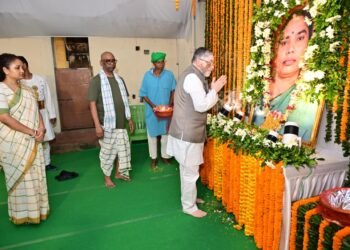 राज्यपाल संतोष कुमार गंगवार ने नेमरा पहुंचकर दी दिवंगत रूपी सोरेन को श्रद्धांजलि; मुख्यमंत्री हेमंत सोरेन से मिलकर बंधाया ढांढस