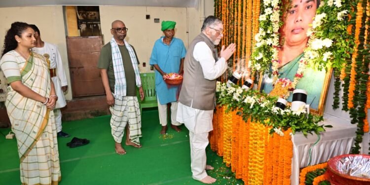 राज्यपाल संतोष कुमार गंगवार ने नेमरा पहुंचकर दी दिवंगत रूपी सोरेन को श्रद्धांजलि; मुख्यमंत्री हेमंत सोरेन से मिलकर बंधाया ढांढस