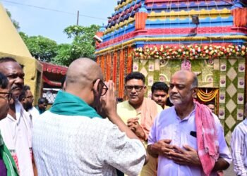 नम आंखों से मां को अंतिम विदाई; मुख्यमंत्री हेमंत सोरेन ने रजरप्पा के दामोदर-भैरवी संगम तट पर पारंपरिक संताली रीति-रिवाजों के साथ विसर्जित कीं स्व. रूपी सोरेन की अस्थियां