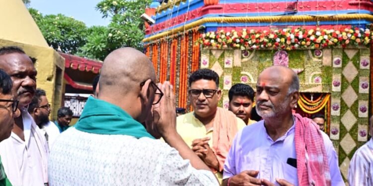 नम आंखों से मां को अंतिम विदाई; मुख्यमंत्री हेमंत सोरेन ने रजरप्पा के दामोदर-भैरवी संगम तट पर पारंपरिक संताली रीति-रिवाजों के साथ विसर्जित कीं स्व. रूपी सोरेन की अस्थियां